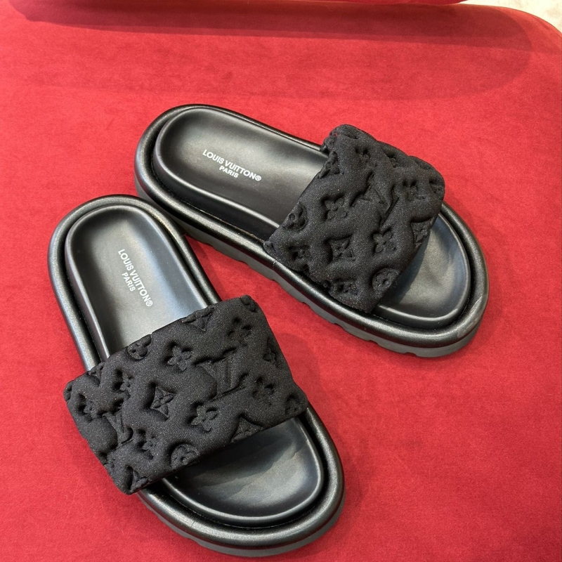 l0vis Vvtt0n slippers